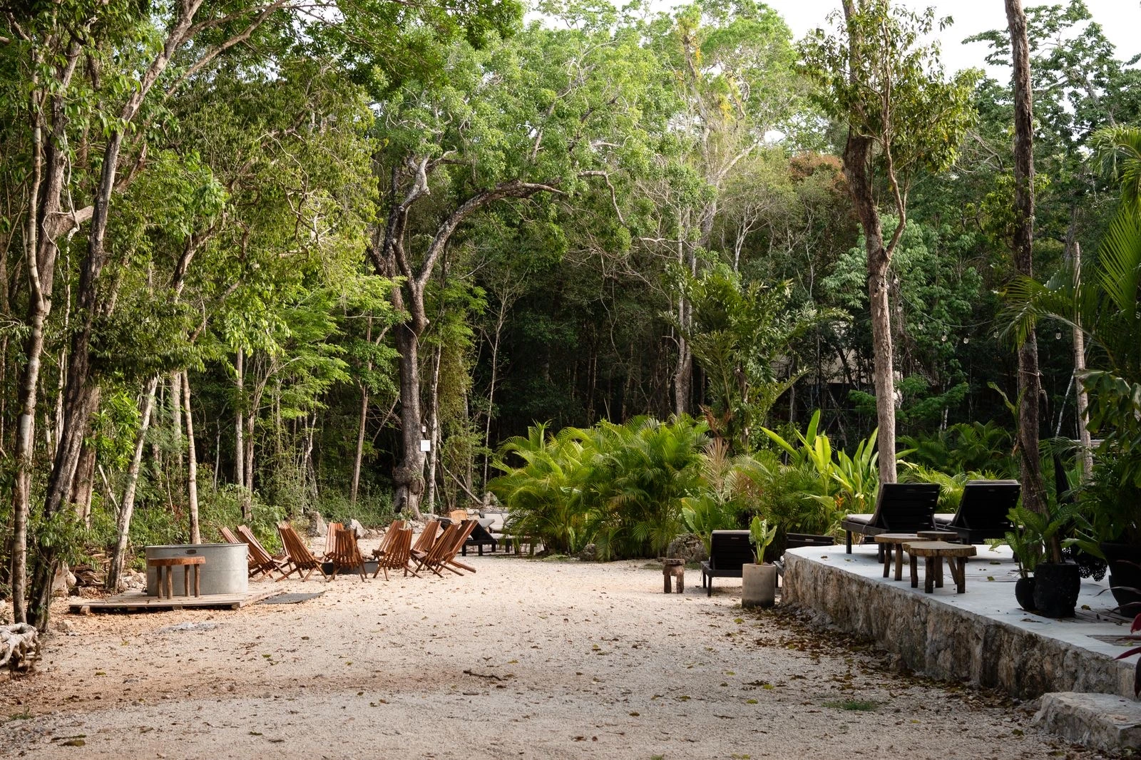 Santuario al aire libre rodeado de vegetación en Amaite